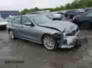 2023 BMW 3 Series 330e xDrive z VIN 3MW39FS0XP8D00628, wystawiony jako Copart lot #60089565 z przebiegiem 19 039 mil mil oraz Szkoda całkowita • Salvage title. Historia ofert i sprzedaży dostępna na DreamBid. Obrazek 4.