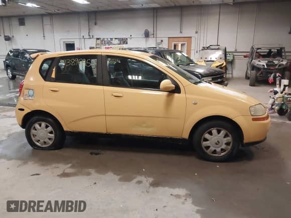 2005 Chevrolet Aveo LS z VIN KL1TD62655B310654, wystawiony jako IAAI lot #41389685 z przebiegiem 107 879 mil mil oraz . Historia ofert i sprzedaży dostępna na DreamBid. Obrazek 13.