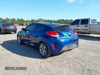 2016 Hyundai Veloster z VIN KMHTC6AD7GU285495, wystawiony jako IAAI lot #43461787 z przebiegiem 152 557 mil mil oraz . Historia ofert i sprzedaży dostępna na DreamBid. Obrazek 3.
