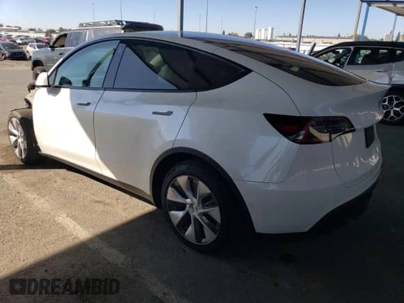 2022 Tesla Model Y Long Range z VIN 7SAYGDEEXNF355456, wystawiony jako Copart lot #85502145 z przebiegiem 62 023 mil mil oraz Szkoda całkowita • Salvage title. Historia ofert i sprzedaży dostępna na DreamBid. Obrazek 2.