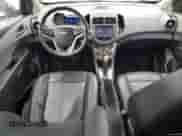 2014 Chevrolet Sonic LTZ с VIN 1G1JE5SB7E4191085, выставлен на аукционе Copart как лот 55153374 с пробегом 131 112 миль миль и На запчасти • Non repairable. История ставок и продаж доступна на DreamBid. Изображение 8.