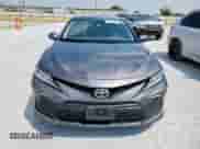 2021 Toyota Camry LE с VIN 4T1C11AK9MU587650, выставлен на аукционе Copart как лот 70694115 с пробегом 273 975 миль миль и Списание • Salvage title. История ставок и продаж доступна на DreamBid. Изображение 5.
