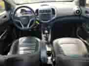 2013 Chevrolet Sonic RS z VIN 1G1JH6SB2D4237093, wystawiony jako Copart lot #65819625 z przebiegiem 114 677 mil mil oraz Czysty tytuł • Clean title. Historia ofert i sprzedaży dostępna na DreamBid. Obrazek 8.