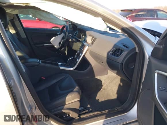 2018 Volvo S60 Inscription z VIN LYV402TK5JB159465, wystawiony jako IAAI lot #41337388 z przebiegiem 112 206 mil mil oraz . Historia ofert i sprzedaży dostępna na DreamBid. Obrazek 5.