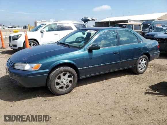 1997 Toyota Camry LE z VIN 4T1BF22K4VU026470, wystawiony jako Copart lot #70600725 z przebiegiem 198 819 mil mil oraz Czysty tytuł • Clean title. Historia ofert i sprzedaży dostępna na DreamBid. Obrazek 1.