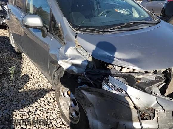 2014 Nissan Note S z VIN 3N1CE2CP1EL393281, wystawiony jako Copart lot #81912255 z przebiegiem 133 356 mil mil oraz Szkoda całkowita • Salvage title. Historia ofert i sprzedaży dostępna na DreamBid. Obrazek 13.