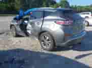 2018 Nissan Murano SL z VIN 5N1AZ2MG0JN157654, wystawiony jako IAAI lot #42742240 z przebiegiem 67 043 mil mil oraz . Historia ofert i sprzedaży dostępna na DreamBid. Obrazek 3.