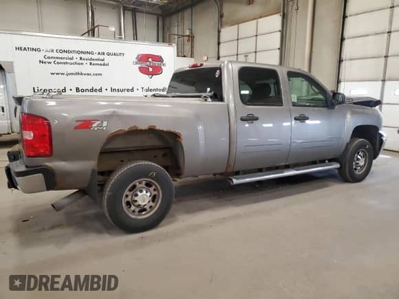 2007 Chevrolet Silverado 2500HD 1LT with VIN 1GCHK23K37F558650, listed as a Copart auction lot 55301575 with 304,437 mi miles and Salvage title. Bid and sale history available at DreamBid. Image 3.
