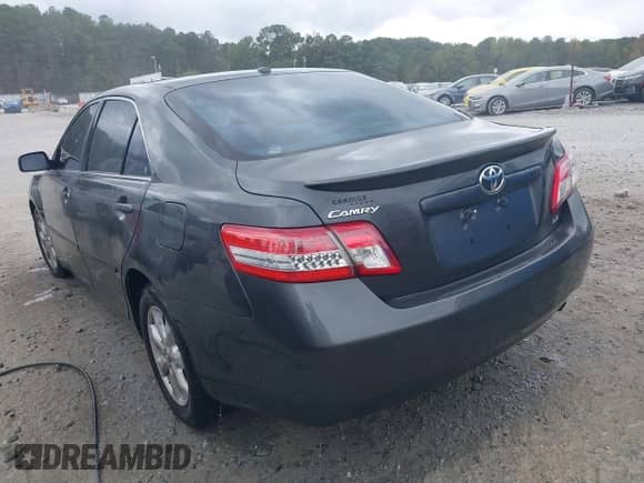 2010 Toyota Camry SE z VIN 4T1BF3EK9AU068354, wystawiony jako IAAI lot #43402560 z przebiegiem 128 702 mil mil oraz . Historia ofert i sprzedaży dostępna na DreamBid. Obrazek 3.