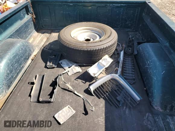 1998 GMC Sierra 1500 z VIN 1GTEC19W4WE521888, wystawiony jako Copart lot #53161505 z przebiegiem 985 004 mil mil oraz Szkoda całkowita • Salvage title. Historia ofert i sprzedaży dostępna na DreamBid. Obrazek 14.