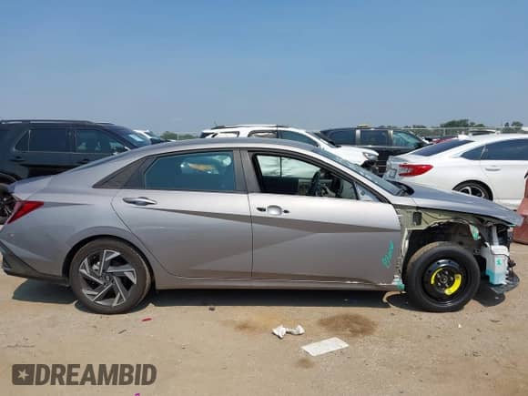 2025 Hyundai Elantra SEL Sport с VIN KMHLM4DG4SU021781, выставлен на аукционе IAAI как лот 42922601 с пробегом 2 866 миль миль и . История ставок и продаж доступна на DreamBid. Изображение 14.