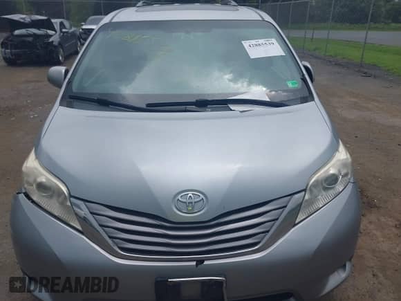 2015 Toyota Sienna XLE z VIN 5TDYK3DC8FS677001, wystawiony jako IAAI lot #42885539 z przebiegiem 135 217 mil mil oraz . Historia ofert i sprzedaży dostępna na DreamBid. Obrazek 12.