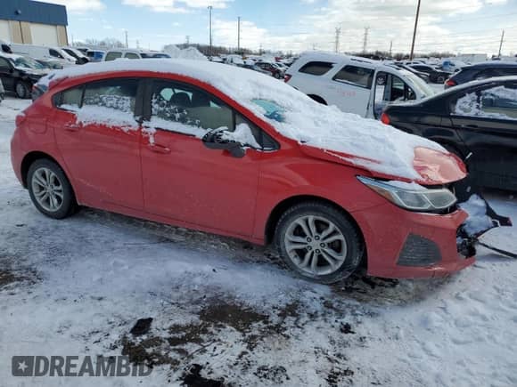 2019 Chevrolet Cruze LS z VIN 3G1BC6SM0KS533652, wystawiony jako Copart lot #45180495 z przebiegiem 114 644 mil mil oraz Szkoda całkowita • Salvage title. Historia ofert i sprzedaży dostępna na DreamBid. Obrazek 4.