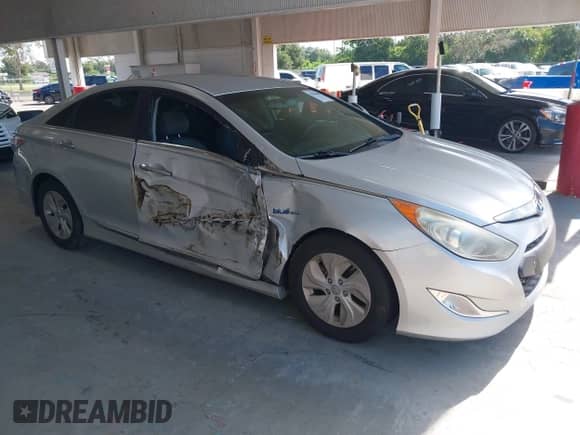 2015 Hyundai Sonata z VIN KMHEC4A43FA135221, wystawiony jako IAAI lot #42962040 z przebiegiem 106 034 mil mil oraz . Historia ofert i sprzedaży dostępna na DreamBid. Obrazek 1.