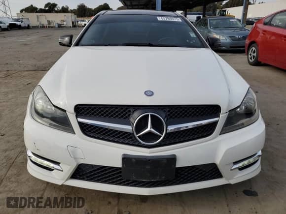 2012 Mercedes-Benz C 350 z VIN WDDGJ5HB9CF764743, wystawiony jako Copart lot #45793575 z przebiegiem 139 891 mil mil oraz Szkoda całkowita • Salvage title. Historia ofert i sprzedaży dostępna na DreamBid. Obrazek 5.