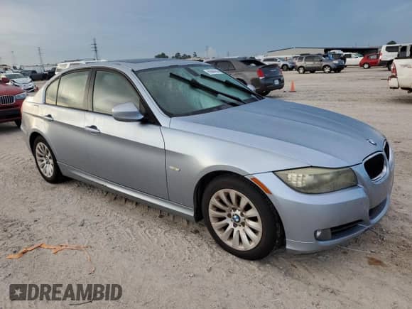 2009 BMW 3 Series 328i z VIN WBAPH77589NM46007, wystawiony jako Copart lot #69444244 z przebiegiem Nie podano mil oraz Szkoda całkowita • Salvage title. Historia ofert i sprzedaży dostępna na DreamBid. Obrazek 4.