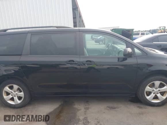 2017 Toyota Sienna LE Auto Access Seat с VIN 5TDKZ3DC4HS879967, выставлен на аукционе IAAI как лот 42680163 с пробегом 136 047 миль миль и . История ставок и продаж доступна на DreamBid. Изображение 13.