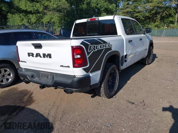 2025 Ram 1500 Rebel z VIN 1C6SRFLP2SN581797, wystawiony jako IAAI lot #43061676 z przebiegiem 25 190 mil mil oraz . Historia ofert i sprzedaży dostępna na DreamBid. Obrazek 4.