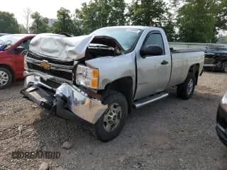 2012 Chevrolet Silverado 2500HD Work Truck z VIN 1GC0KVCG7CZ129885, wystawiony jako Copart lot #67830995 z przebiegiem 124 277 mil mil oraz Szkoda całkowita • Salvage title. Historia ofert i sprzedaży dostępna na DreamBid. Obrazek 1.