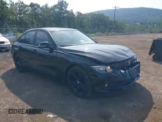 2013 BMW 3 Series 320i xDrive z VIN WBA3C3C50DF981864, wystawiony jako IAAI lot #42599429 z przebiegiem 155 150 mil mil oraz . Historia ofert i sprzedaży dostępna na DreamBid. Obrazek 1.