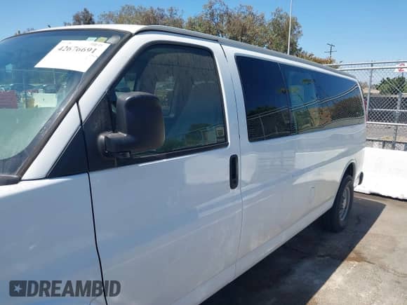 2009 Chevrolet Express Passenger с VIN 1GAHG39K991101137, выставлен на аукционе IAAI как лот 42676691 с пробегом 157 179 миль миль и . История ставок и продаж доступна на DreamBid. Изображение 6.