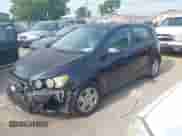2013 Chevrolet Sonic LS с VIN 1G1JA6SH4D4164950, выставлен на аукционе IAAI как лот 42460608 с пробегом 108 431 миль миль и . История ставок и продаж доступна на DreamBid. Изображение 2.