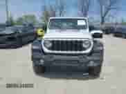 2024 Jeep Wrangler Willys z VIN 1C4PJXDG5RW244037, wystawiony jako IAAI lot #42070305 z przebiegiem 29 580 mil mil oraz . Historia ofert i sprzedaży dostępna na DreamBid. Obrazek 12.