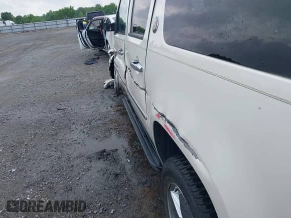 2010 Chevrolet Suburban LTZ z VIN 1GNUCKE07AR271316, wystawiony jako IAAI lot #42097289 z przebiegiem 109 626 mil mil oraz . Historia ofert i sprzedaży dostępna na DreamBid. Obrazek 19.