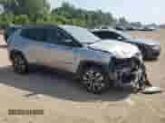 2023 Jeep Compass Limited с VIN 3C4NJDCN9PT527274, выставлен на аукционе Copart как лот 67625505 с пробегом 24 159 миль миль и Списание • Salvage title. История ставок и продаж доступна на DreamBid. Изображение 4.