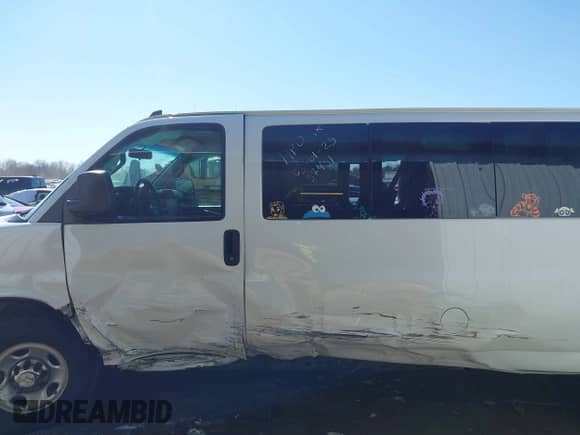 2018 Chevrolet Express Passenger LT z VIN 1GAZGPFPXJ1234974, wystawiony jako IAAI lot #41753701 z przebiegiem 190 343 mil mil oraz . Historia ofert i sprzedaży dostępna na DreamBid. Obrazek 14.