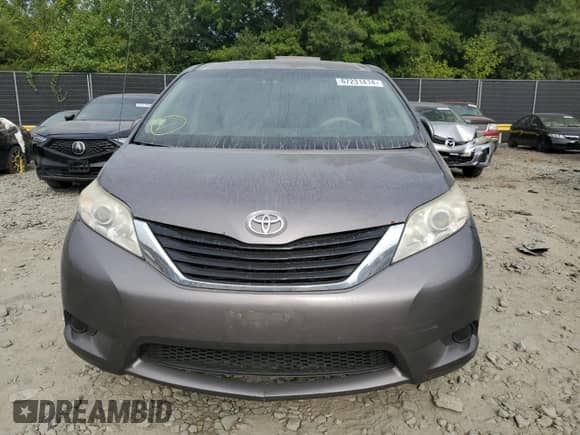 2011 Toyota Sienna LE z VIN 5TDJK3DC9BS029520, wystawiony jako Copart lot #67231414 z przebiegiem 220 824 mil mil oraz Szkoda całkowita • Salvage title. Historia ofert i sprzedaży dostępna na DreamBid. Obrazek 5.