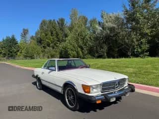 1979 Mercedes-Benz SL z VIN 10704412050266, wystawiony jako Copart lot #90032455 z przebiegiem 118 209 mil mil oraz Czysty tytuł • Clean title. Historia ofert i sprzedaży dostępna na DreamBid. Obrazek 1.