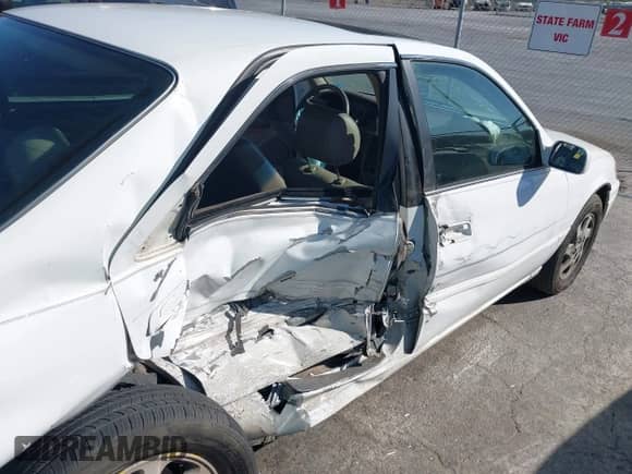 1997 Toyota Camry LE z VIN 4T1BF22K8VU903719, wystawiony jako IAAI lot #43385700 z przebiegiem 260 820 mil mil oraz . Historia ofert i sprzedaży dostępna na DreamBid. Obrazek 6.