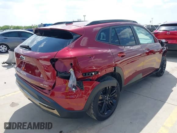 2024 Chevrolet Trax ACTIV z VIN KL77LKE26RC112113, wystawiony jako IAAI lot #39739210 z przebiegiem 1 648 mil mil oraz . Historia ofert i sprzedaży dostępna na DreamBid. Obrazek 4.