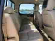 2008 Chevrolet Silverado 2500HD LTZ z VIN 1GCHK23KX8F140376, wystawiony jako Copart lot #57135285 z przebiegiem 224 038 mil mil oraz Szkoda całkowita • Salvage title. Historia ofert i sprzedaży dostępna na DreamBid. Obrazek 10.