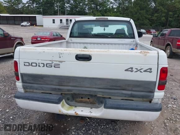 1998 Dodge 1500 z VIN 1B7HF16YXWS577605, wystawiony jako IAAI lot #40290315 z przebiegiem 220 771 mil mil oraz . Historia ofert i sprzedaży dostępna na DreamBid. Obrazek 8.