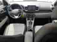2020 Hyundai Venue SEL с VIN KMHRC8A30LU031327, выставлен на аукционе Copart как лот 59684624 с пробегом 85 267 миль миль и Списание • Salvage title. История ставок и продаж доступна на DreamBid. Изображение 8.