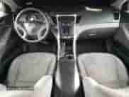 2014 Hyundai Sonata GLS z VIN 5NPEB4AC1EH815222, wystawiony jako Copart lot #86251395 z przebiegiem 171 053 mil mil oraz Czysty tytuł • Clean title. Historia ofert i sprzedaży dostępna na DreamBid. Obrazek 8.