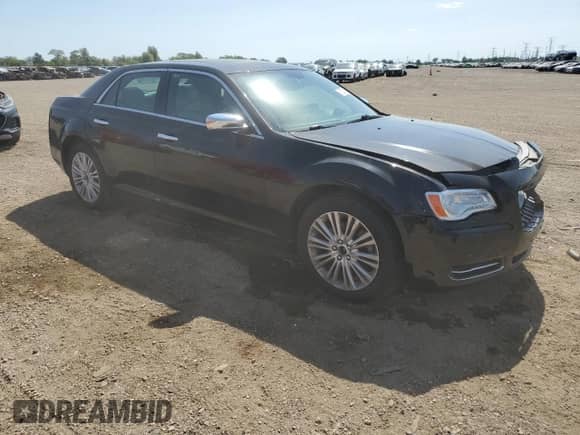2014 Chrysler 300 z VIN 2C3CCARG1EH381682, wystawiony jako Copart lot #71827845 z przebiegiem 84 714 mil mil oraz Szkoda całkowita • Salvage title. Historia ofert i sprzedaży dostępna na DreamBid. Obrazek 4.