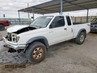 2000 Nissan Frontier XE z VIN 1N6ED26Y5YC313331, wystawiony jako Copart lot #66179815 z przebiegiem 216 099 mil mil oraz Szkoda całkowita • Salvage title. Historia ofert i sprzedaży dostępna na DreamBid. Obrazek 1.