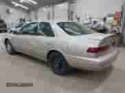 1999 Toyota Camry LE z VIN 4T1BG28K2XU580890, wystawiony jako IAAI lot #42860172 z przebiegiem 117 358 mil mil oraz . Historia ofert i sprzedaży dostępna na DreamBid. Obrazek 3.