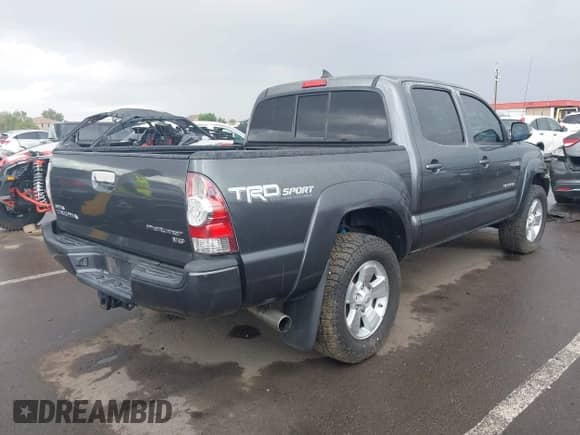 2015 Toyota Tacoma PreRunner z VIN 3TMJU4GN0FM185366, wystawiony jako IAAI lot #43316251 z przebiegiem 77 520 mil mil oraz . Historia ofert i sprzedaży dostępna na DreamBid. Obrazek 4.