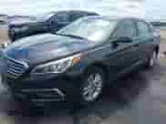 2017 Hyundai Sonata SE z VIN 5NPE24AF8HH566304, wystawiony jako IAAI lot #43064721 z przebiegiem 116 974 mil mil oraz . Historia ofert i sprzedaży dostępna na DreamBid. Obrazek 2.