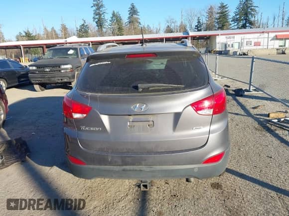 2014 Hyundai Tucson Walking Dead Edition z VIN KM8JUCAG1EU808097, wystawiony jako IAAI lot #41436214 z przebiegiem 114 198 mil mil oraz . Historia ofert i sprzedaży dostępna na DreamBid. Obrazek 16.