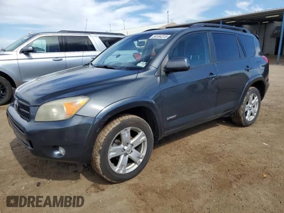 2006 Toyota RAV4 Sport z VIN JTMBD32V865012996, wystawiony jako Copart lot #84184315 z przebiegiem 216 073 mil mil oraz Szkoda całkowita • Salvage title. Historia ofert i sprzedaży dostępna na DreamBid. Obrazek 1.