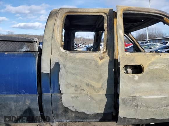 2004 Chevrolet Silverado 2500HD LT z VIN 1GCHK29104E155371, wystawiony jako Copart lot #44963925 z przebiegiem Nie podano mil oraz Szkoda całkowita • Salvage title. Historia ofert i sprzedaży dostępna na DreamBid. Obrazek 10.