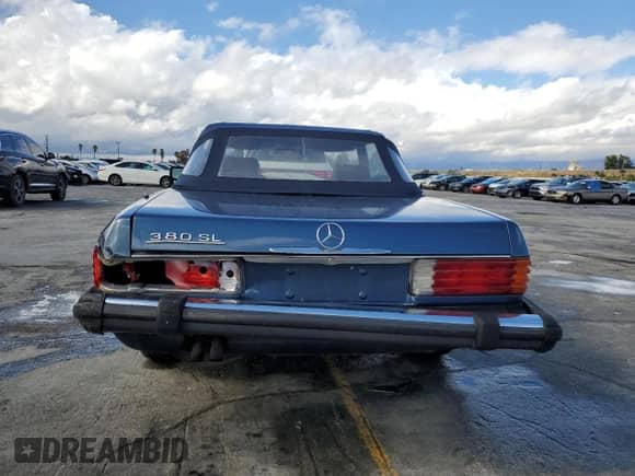 1984 Mercedes-Benz 380 SL z VIN WDBBA45A0EA010252, wystawiony jako Copart lot #85311625 z przebiegiem 75 448 mil mil oraz Szkoda całkowita • Salvage title. Historia ofert i sprzedaży dostępna na DreamBid. Obrazek 6.
