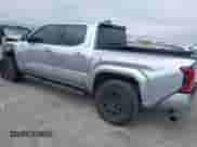 2024 Toyota Tacoma SR5 z VIN 3TMKB5FN0RM013747, wystawiony jako IAAI lot #41411768 z przebiegiem 7 906 mil mil oraz . Historia ofert i sprzedaży dostępna na DreamBid. Obrazek 3.