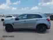 2023 Mitsubishi Outlander ES z VIN JA4ARUAU0PU016991, wystawiony jako IAAI lot #42406548 z przebiegiem 25 351 mil mil oraz . Historia ofert i sprzedaży dostępna na DreamBid. Obrazek 14.