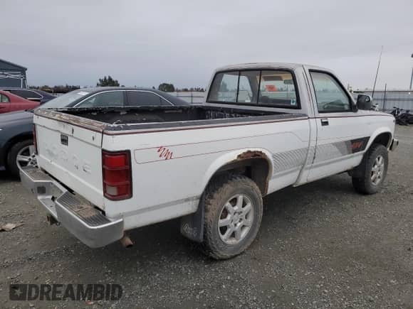 1988 Dodge Dakota с VIN 1B7GR14X7JS669387, выставлен на аукционе Copart как лот 86555654 с пробегом 170 933 миль миль и Чистый • Clean title. История ставок и продаж доступна на DreamBid. Изображение 3.